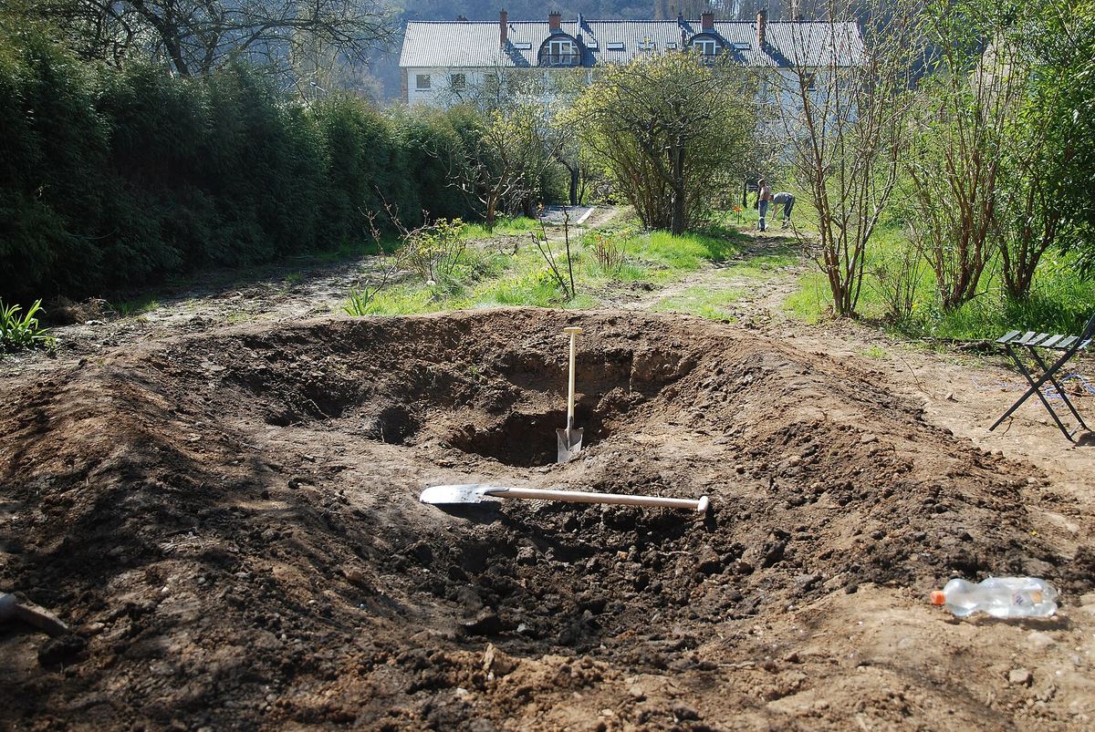 Ob im Boden oder als Hochteich: Planung und Sicherung entscheiden über den Erfolg.
